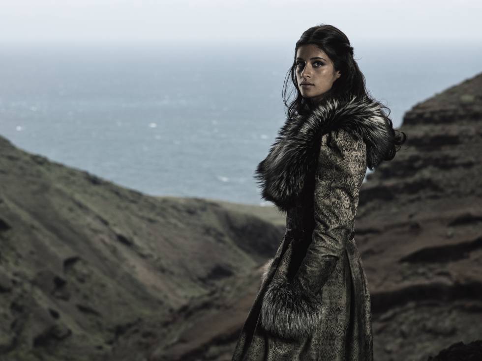 Anya Chalotra, como Yennefer, en uno de los escenarios de 'The Witcher' en Gran Canaria.