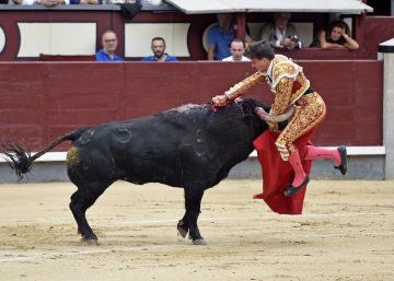 El torero Gonzalo Caballero, sedado tras la segunda operación por su grave cornada