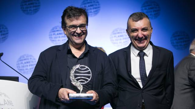 Javier Cercas, a la izquierda, y Manuel Vilas posan en la gala de los Premios Planeta.
