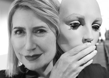 Carmen Calvo: la máscara o la vida