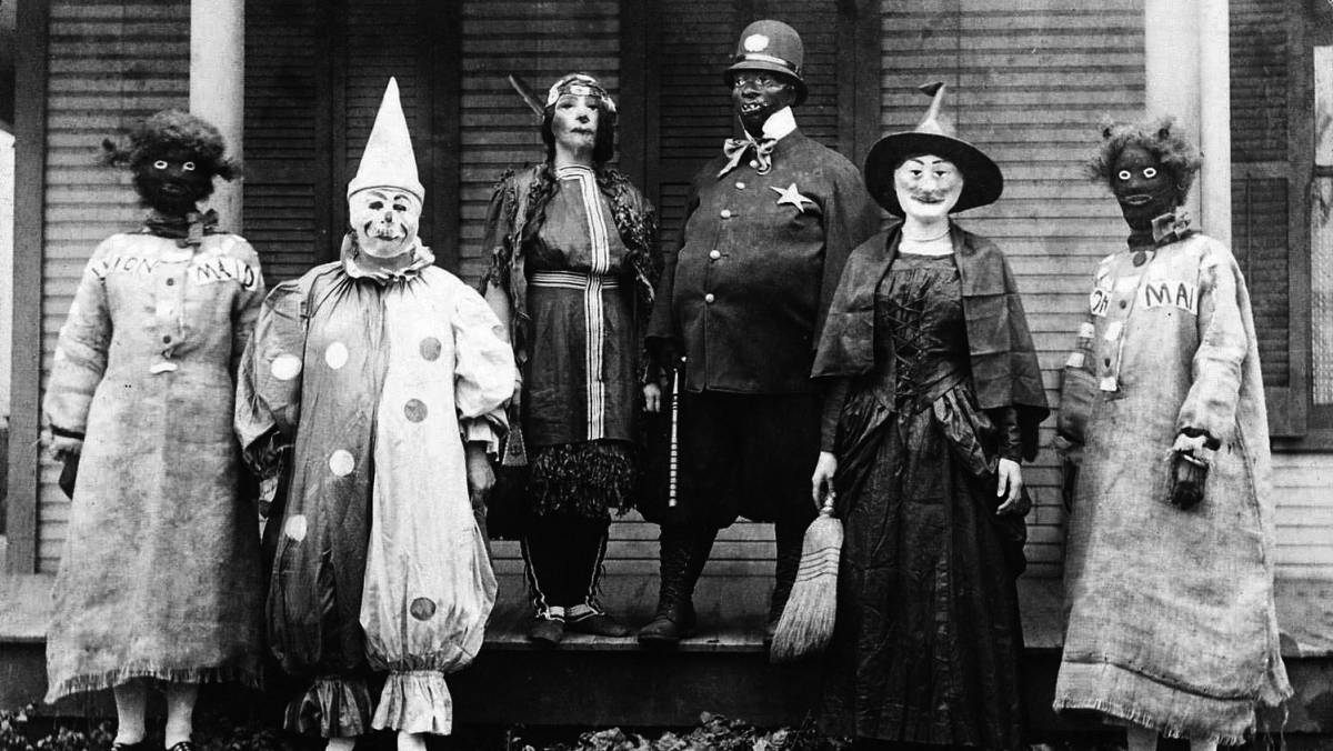Un grupo de personas con disfraces, en una imagen sin fecha.