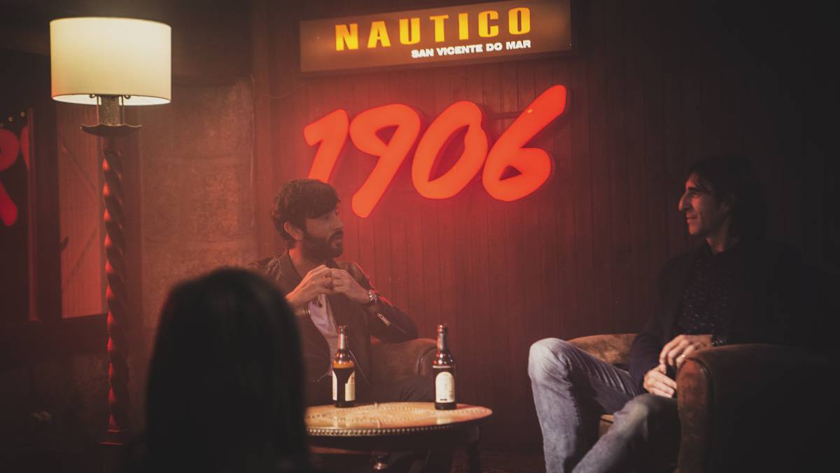 El actor coruñés Javier Rey charla con el escritor Benjamín Prado en el Club Náutico de San Vicente (Pontevedra) durante la presentación del corto ‘Inmensa minoría’.