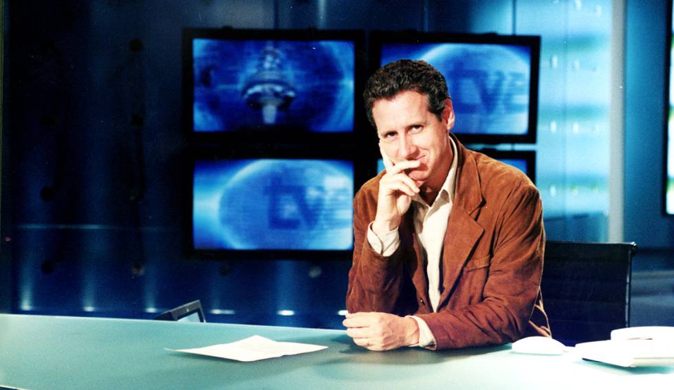 Lorenzo Milá en el plató de 'La 2 Noticias' durante la temporada de 20002001