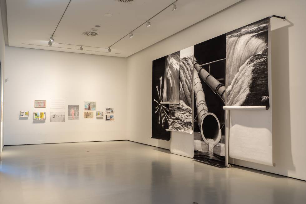 Vista de la exposición en el CAB, con una obra de Raúl Artiles, a la derecha.