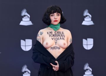 Mon Laferte protesta en los Grammy Latinos por la violencia en Chile