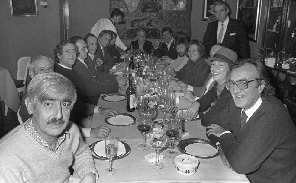 Javier Pradera (derecha) frente al novelista Juan Benet, en 1986, durante una cena con motivo de la boda del escritor Rafael Sánchez Ferlosio y Demetria Chamorro.