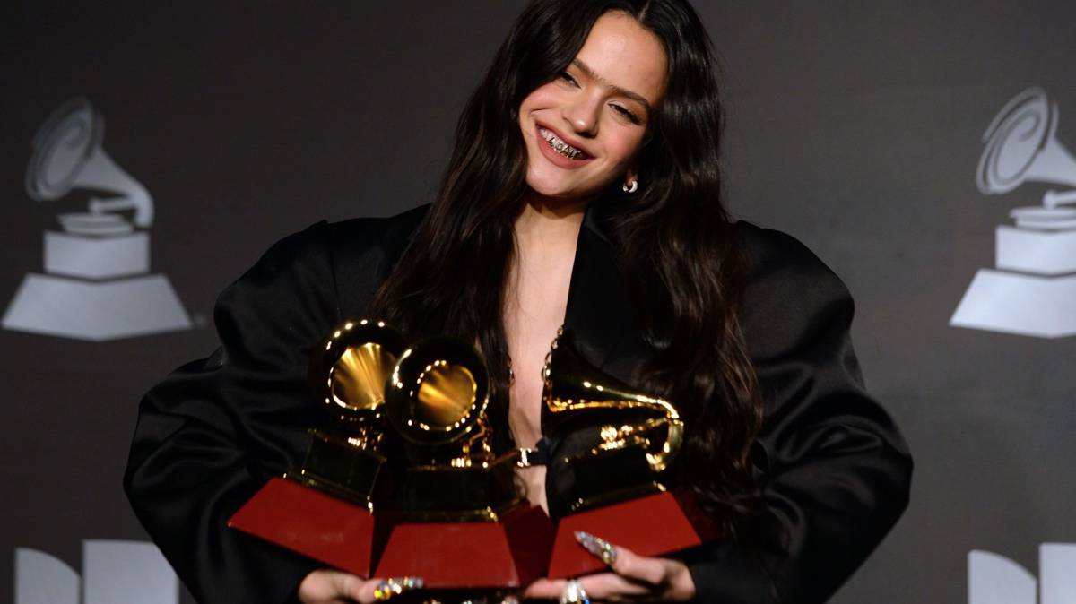 Rosalía, con los tres premios obtenidos en los Latin Grammy.