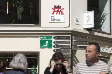Uno de los mosaicos de Invader en Málaga.