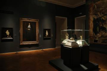 Sala con relicarios, copas de oro y retratos de monjas de ambos conventos.