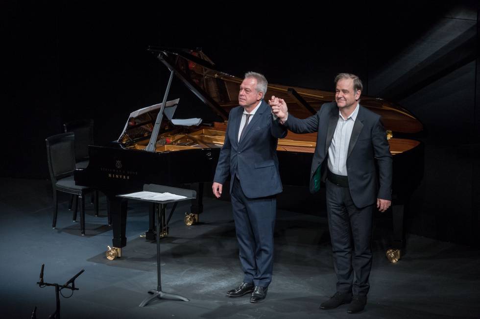 Christoph Prégardien y Julius Drake saludan al público al final de la primera parte de su recital.