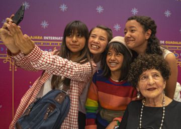 La escritora mexicana Margo Glantz se toma una fotografía con asistentes a la FIL, este jueves, en Guadalajara.