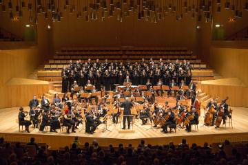 Pie de foto: Gianandrea Noseda (de espaldas) dirigiendo a los solistas, el Coro Estatal de Letonia y la Orquesta de Cadaqués la ‘Missa Solemnis’, de Beethoven, este martes en Zaragoza.