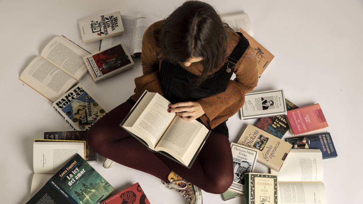 Una joven rodeada de libros del Círculo de Lectores.