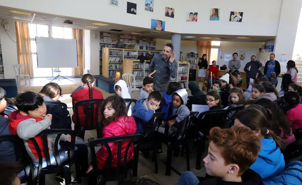Jorge Drexler visita la escuela bilingüe Mano a Mano para niños judíos y árabes en Jerusalén.