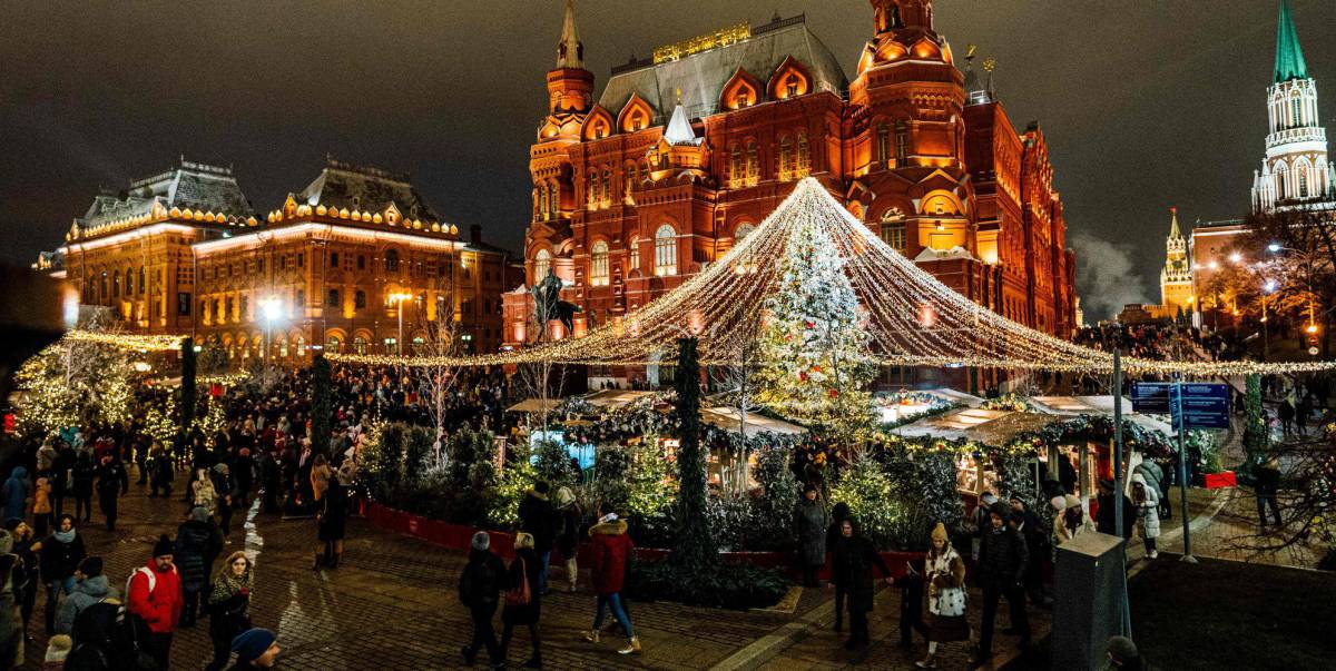 La Plaza Roja de Moscú, decorada con luces navideñas.