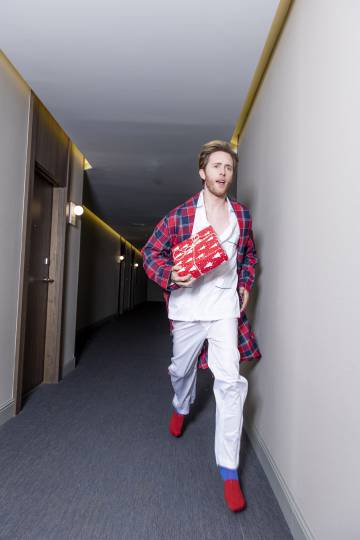 Pablo Rivero lleva pijama y bata de Mirto y calcetines de Happy Socks.