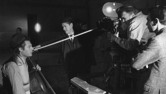 Federico Fellini dirige a Marcello Mastroianni.