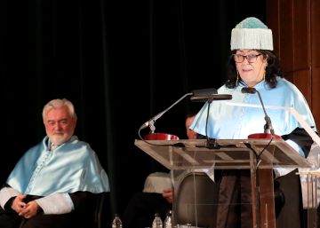 Almudena Grandes y Darío Villanueva, doctores ‘honoris causa’ de la UNED
