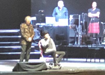 Sabina cancela su concierto con Serrat en Madrid por una caída desde el escenario Sabina cancela su concierto con Serrat en Madrid por una caída desde el escenario