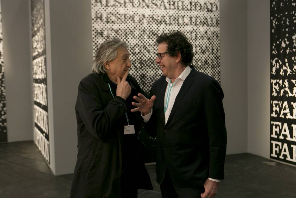 El artista Antoni Muntadas y el arquitecto Juan Herreros, en el estand de EL PAÍS