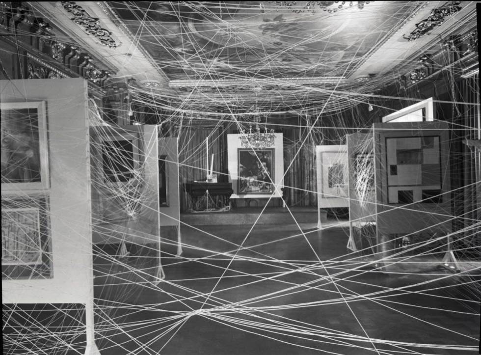 Vista de la exposición 'First Papers of Surrealism' (1942), en el Philadelphia Museum of Art.