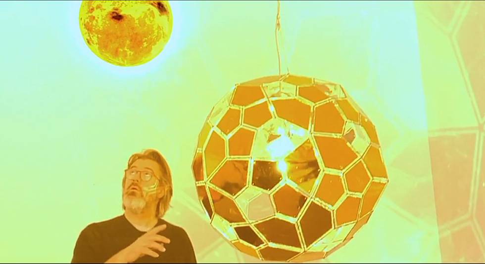 Olafur Eliasson, en una imagen demostrativa de su pieza 'Wunderkammer' (2020).