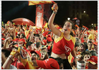 'Los naranjitos' se echan a las calles de Madrid para celebrar el triunfo de la selección