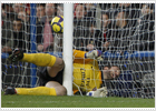 Wenger reconoce que peligra el futuro de Almunia en el Arsenal Wenger reconoce que peligra el futuro de Almunia en el Arsenal
