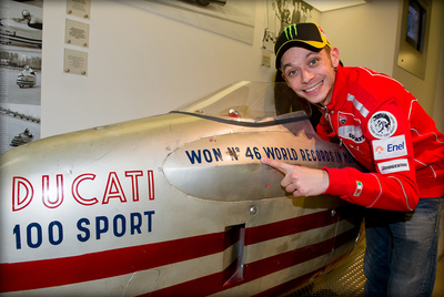 FOTOGALERIA: Rossi con un modelo antiguo de Ducati