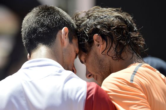 Los dos rivales se abrazan tras el duelo.