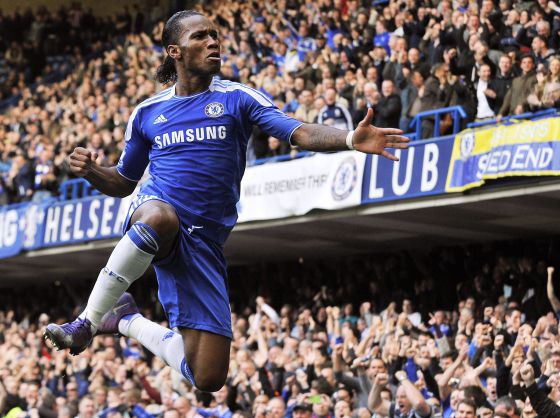 Drogba celebra uno de sus goles durante la temporada.