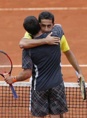 Almagro se abraza con Tipsarevic tras concluir el partido.