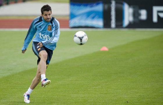 Cesc remata a portería durante el entrenamiento.