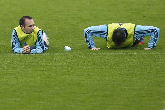 Iniesta junto a Juanfran durante el entrenamiento.