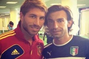 Sergio Ramos y Pirlo posan juntos.
