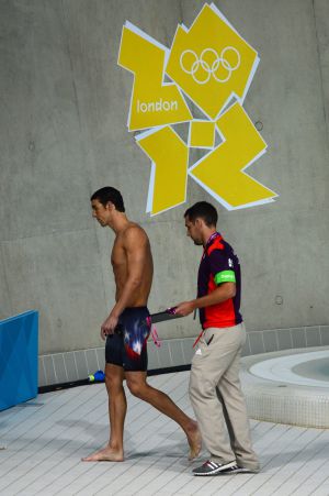 Phelps abandona la piscina tras terminar la carrera.