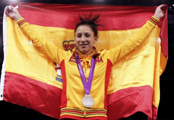 Brigitte Yagüe, enfundada en la bandera española.