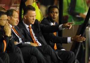 Van Gall da instrucciones, con Kluivert detrás.