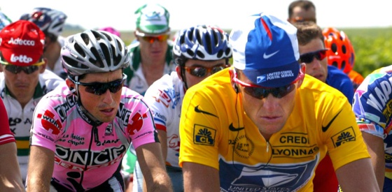 Beloki, junto a Armstrong, en el Tour 2002.