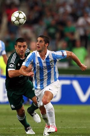Isco, del Málaga, persigue el balón ante Katsouranis (Panathinaikos)