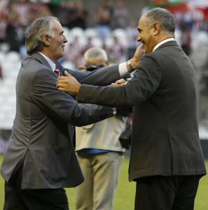 Iribar saluda a Zubizarreta en el homenaje en San Mamés