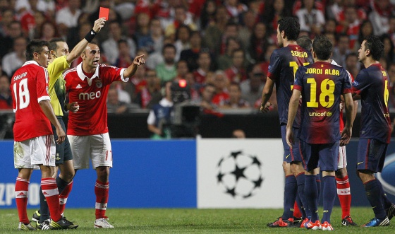 El árbitro Cuneyt Cakir expulsa a Sergio Busquets.