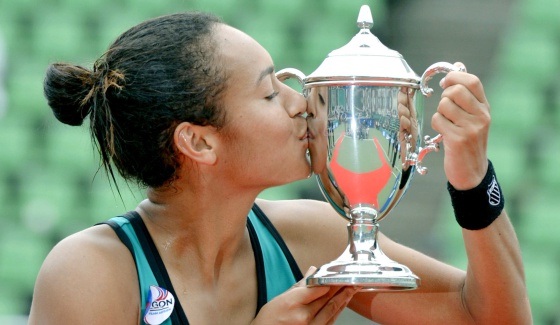 Heather Watson besa el trofeo de Osaka.