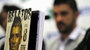 El libro 'Relatos Solidarios', con Villa en un segundo término.