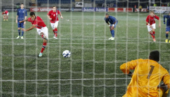 El noruego Harmeet Singh marca de penalti.