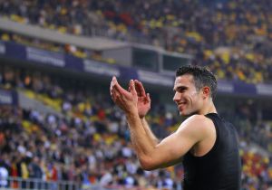 Van Persie aplaude a la afición tras el triunfo.