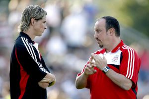 Benítez conversa con Torres en el Liverpool de 2007. Benítez conversa con Torres en el Liverpool de 2007.