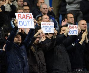 Pancartas de los aficionados del Chelsea en contra de Benítez. Pancartas de los aficionados del Chelsea en contra de Benítez.
