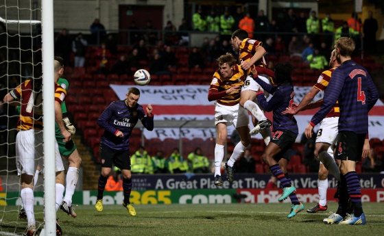 Vermaelen remata durante le duelo ante el Bradford City. Vermaelen remata durante le duelo ante el Bradford City.