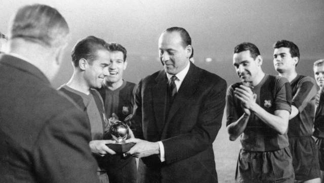 Luis Suárez recibe de manos del subdirector del periódico francés L'Equipe el Balón de Oro al mejor futbolista, en Barcelona, en presencia de Garay (d) y Segarra (detrás de Suárez) en 1961. Luis Suárez recibe de manos del subdirector del periódico francés L'Equipe el Balón de Oro al mejor futbolista, en Barcelona, en presencia de Garay (d) y Segarra (detrás de Suárez) en 1961.